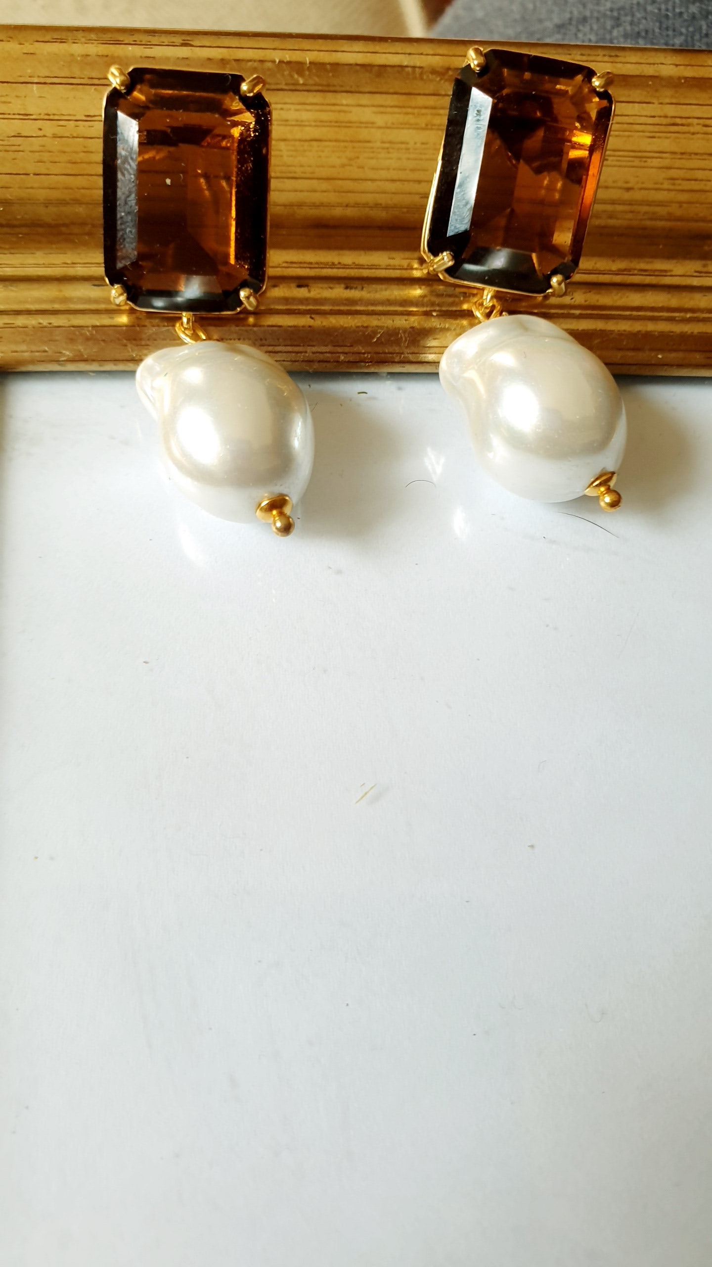 Orecchini in ottone con cristalli e perle
