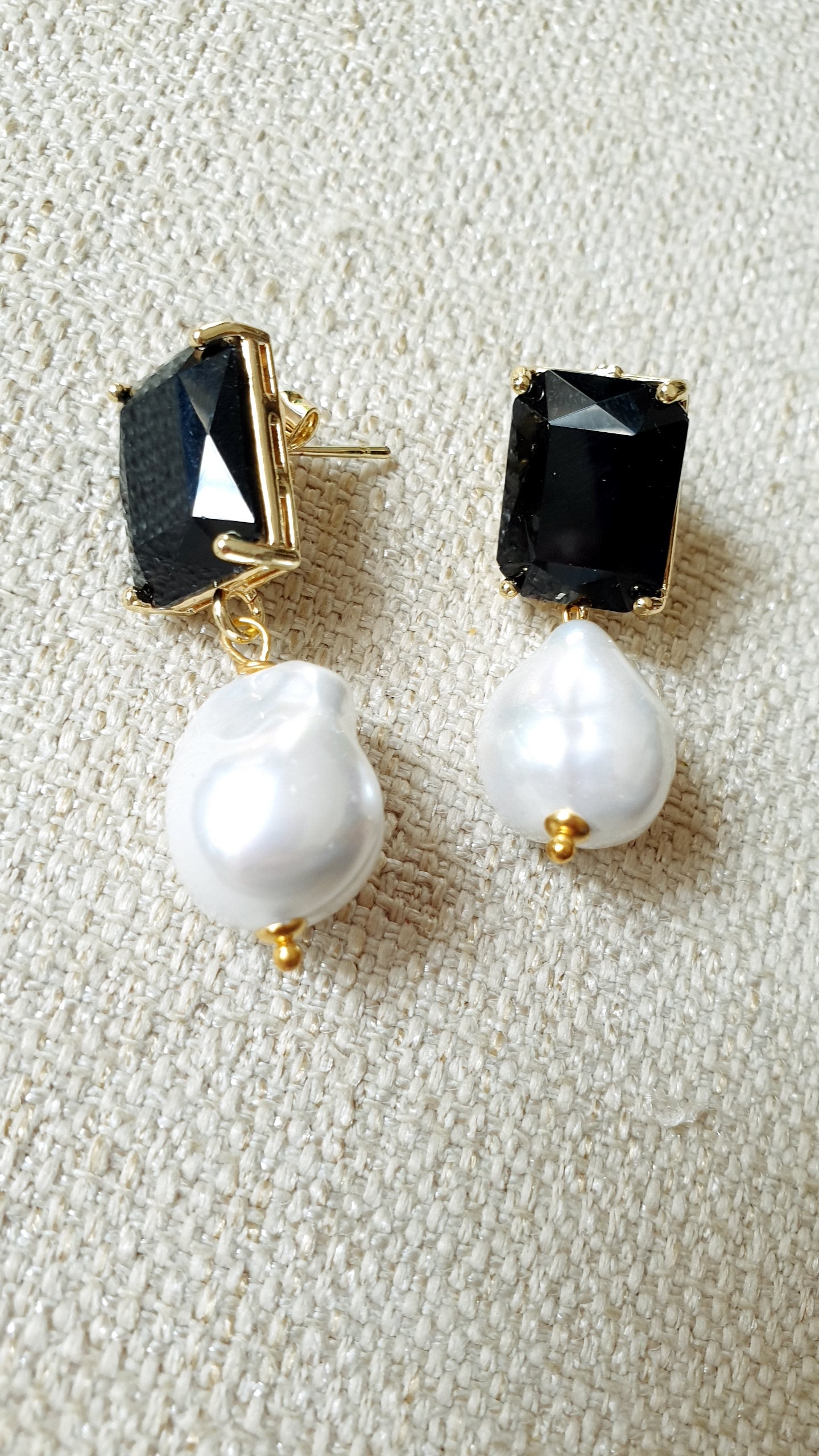Orecchini in ottone con cristalli e perle