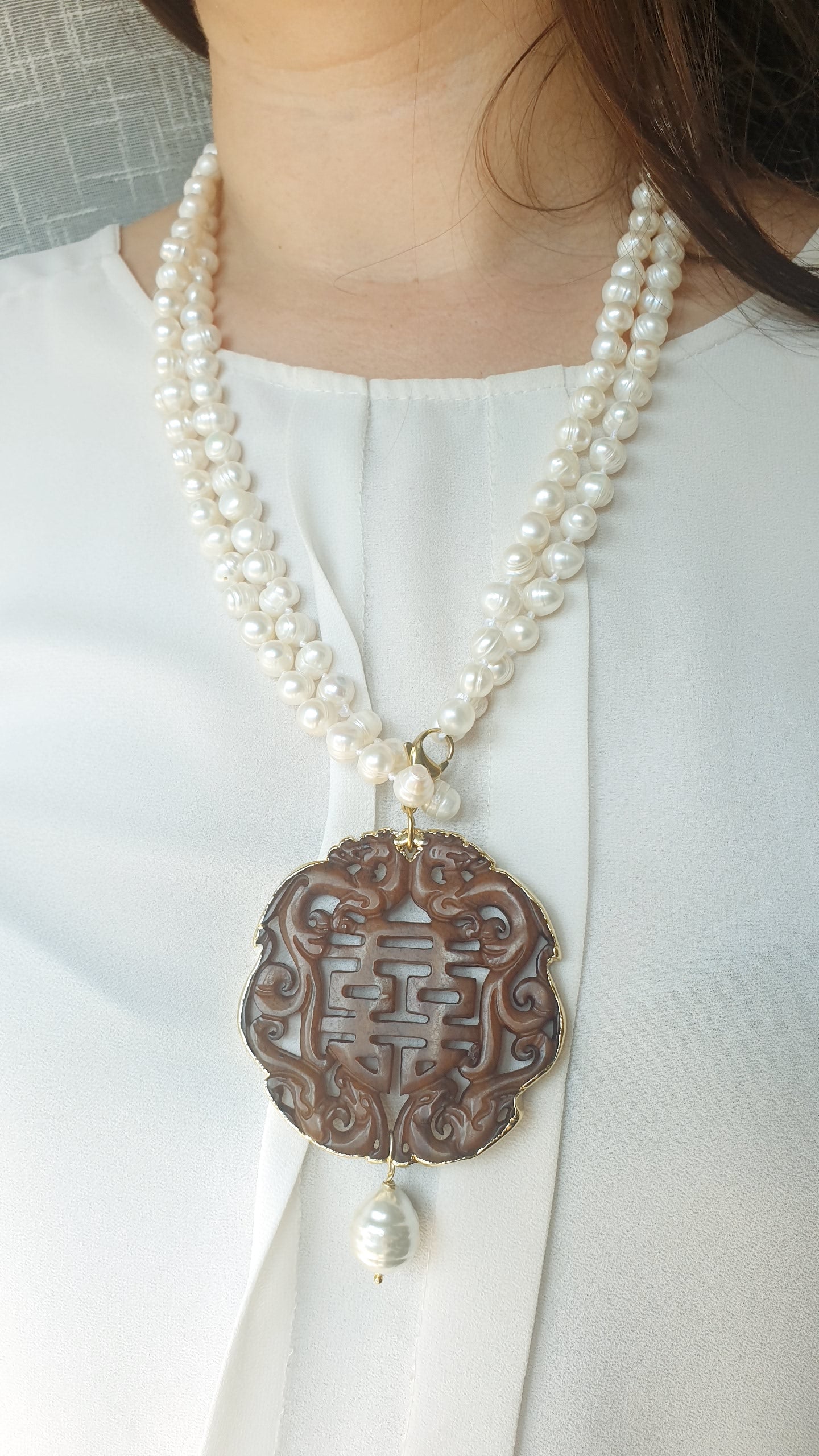 Collana di perle di fiume con ciondolo in giada e perla