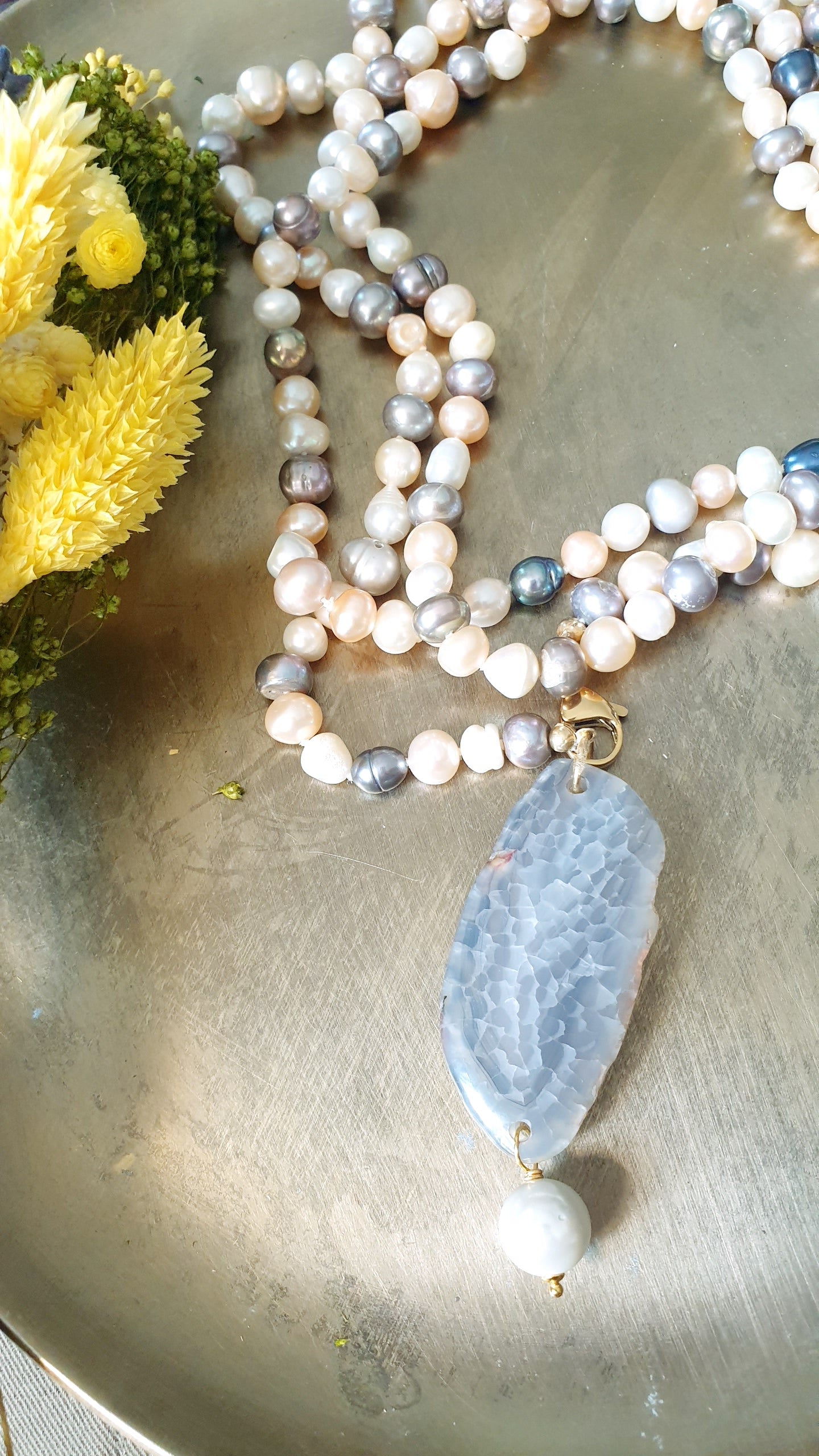 Lunga collana di perle di fiume con ciondolo di agata e perla.