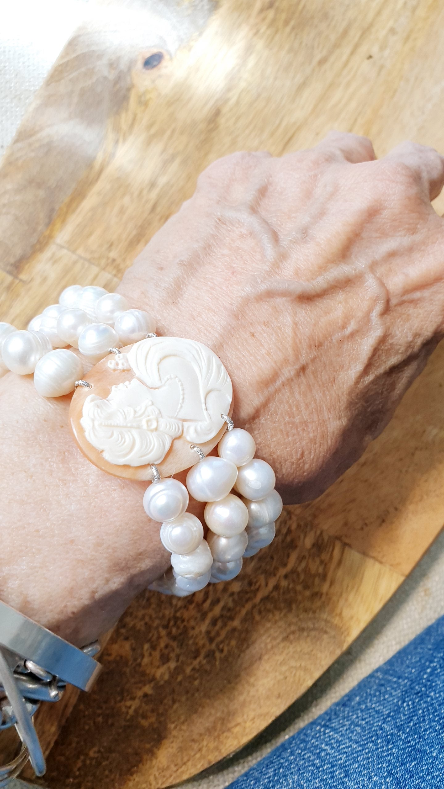 Bracciale cammeo e perle di fiume