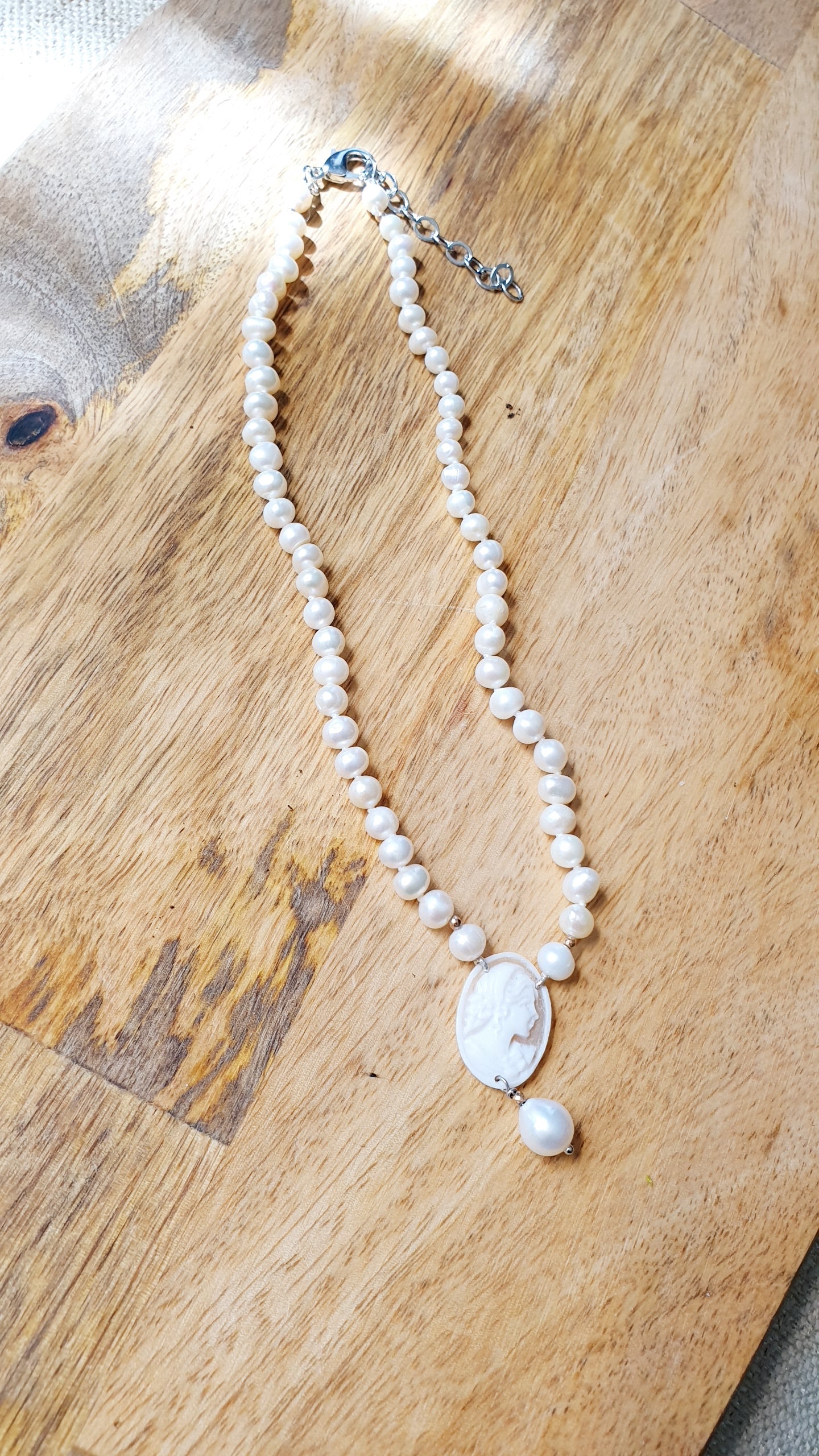 Girocollo in perle di fiume con cammeo originale