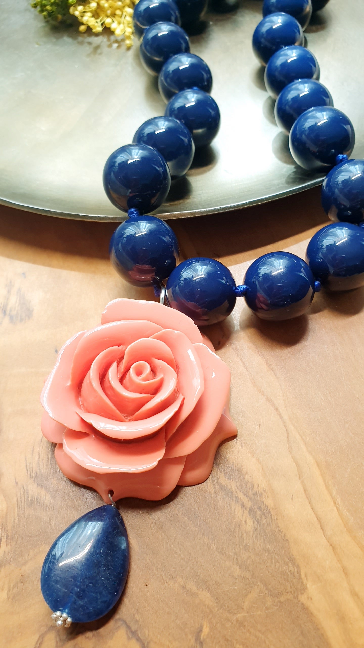Collana di resina blu con rosa e lapislazzuli