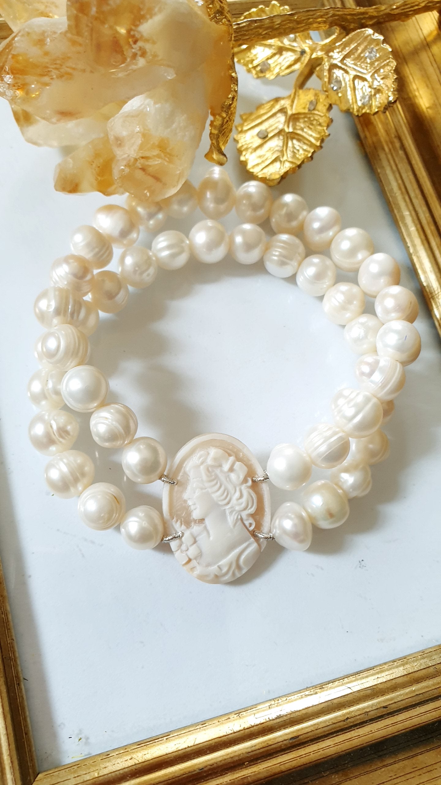 Bracciale in perle di fiume e cammeo