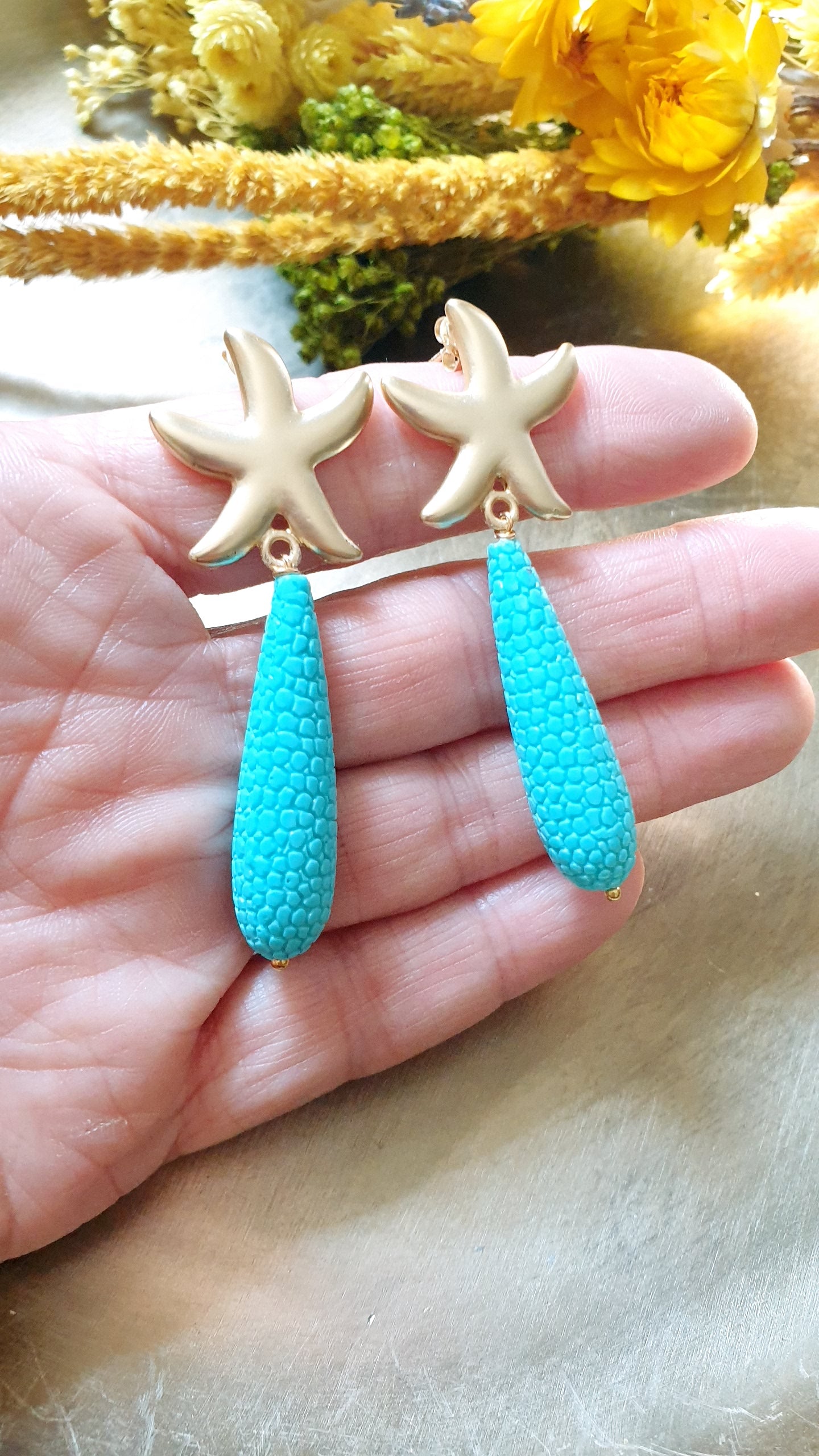 Orechini in ottone con goccia in resina