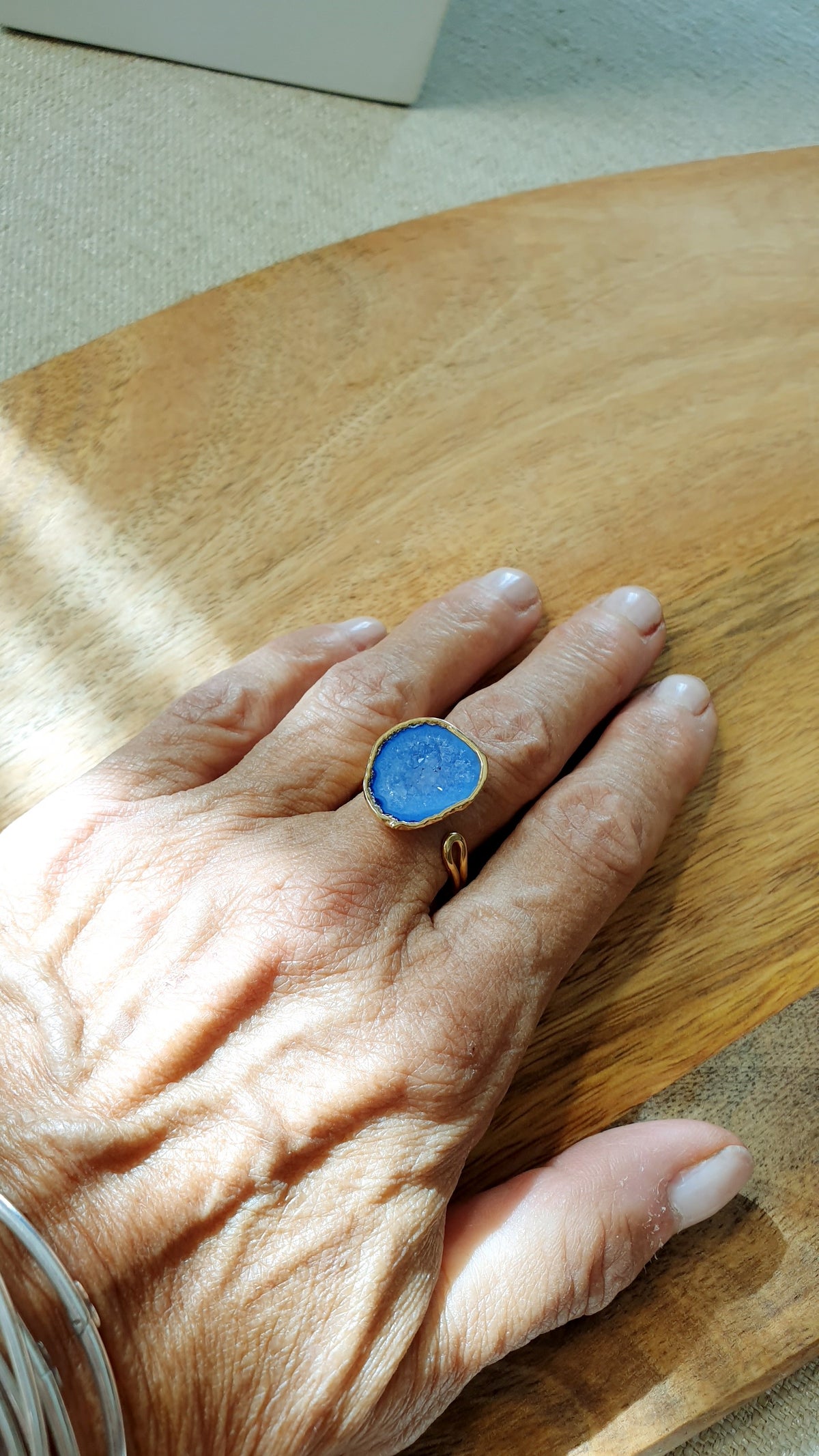 Anello regolabile di ottone con drusa di agata azzurra