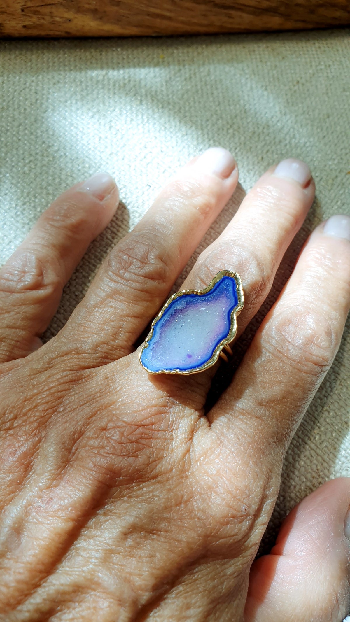 Anello regolabile in ottone con drusa di agata viola