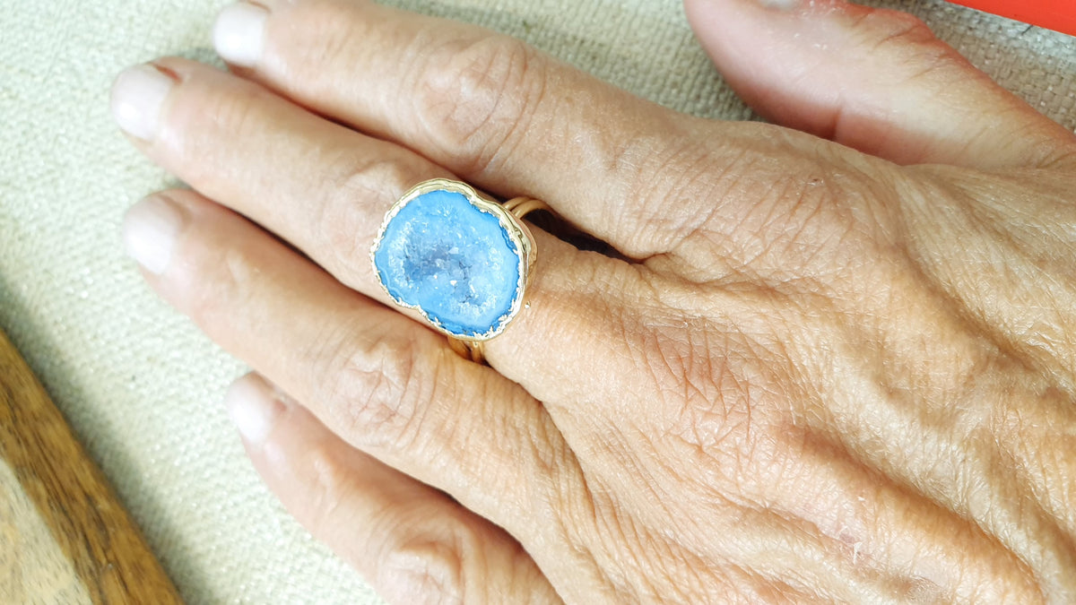 Anello regolabile di ottone con drusa di agata