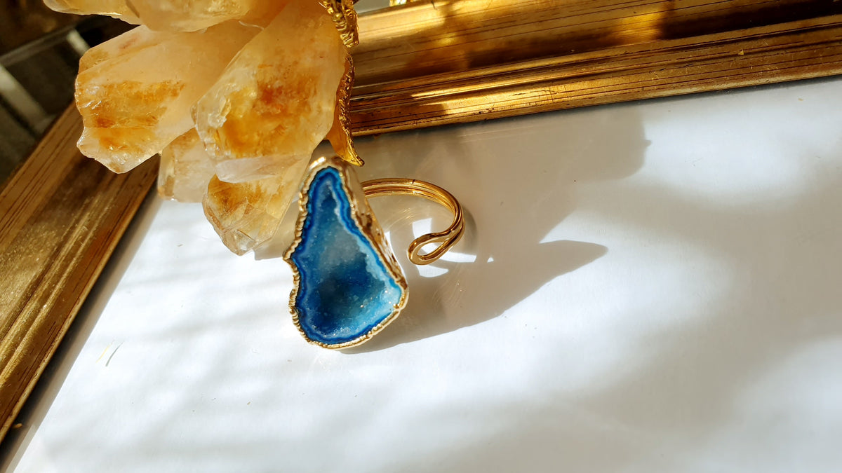 Anello di ottone regolabile con drusa di agata azzurra