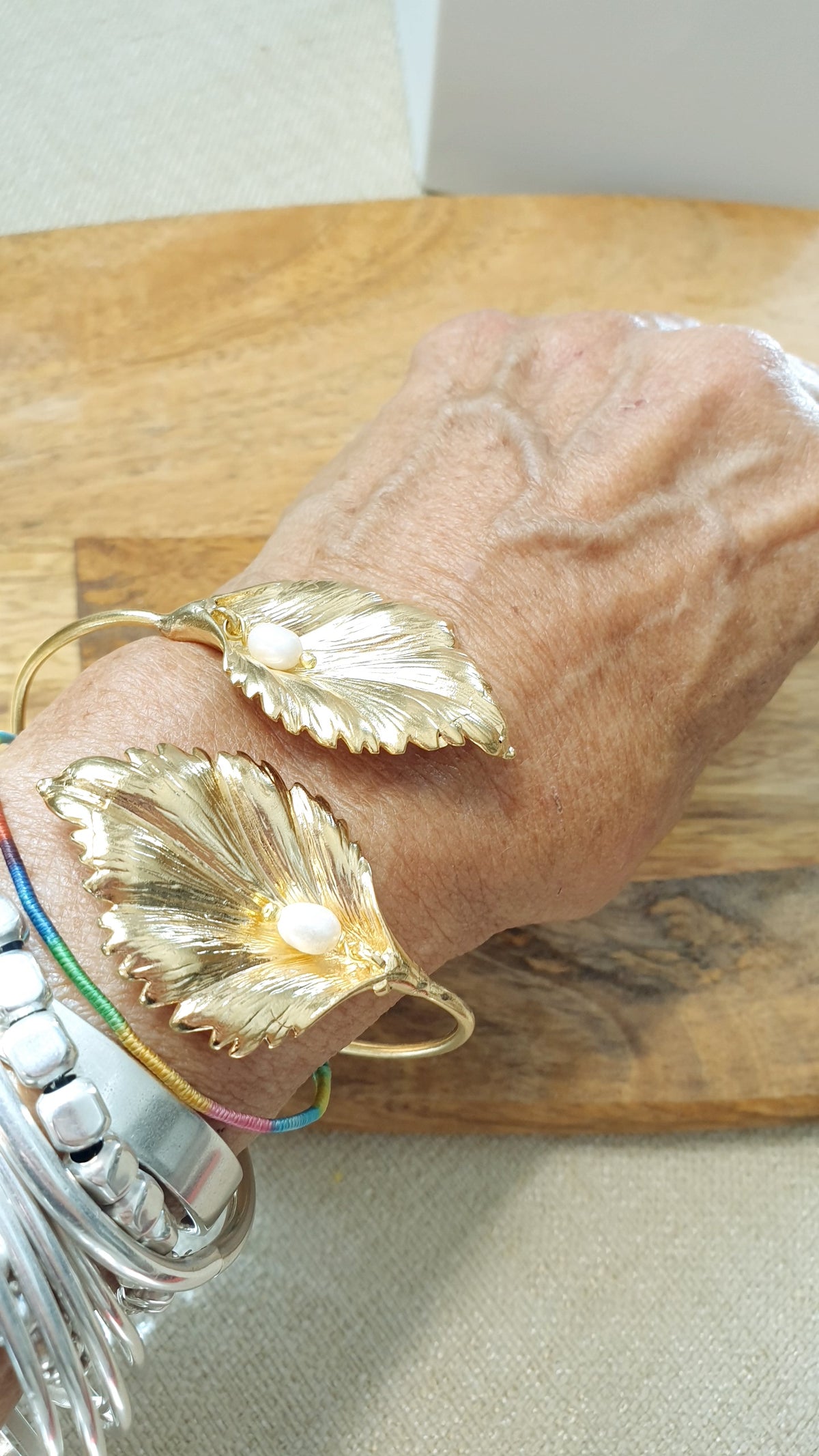Bracciale in ottone con foglia