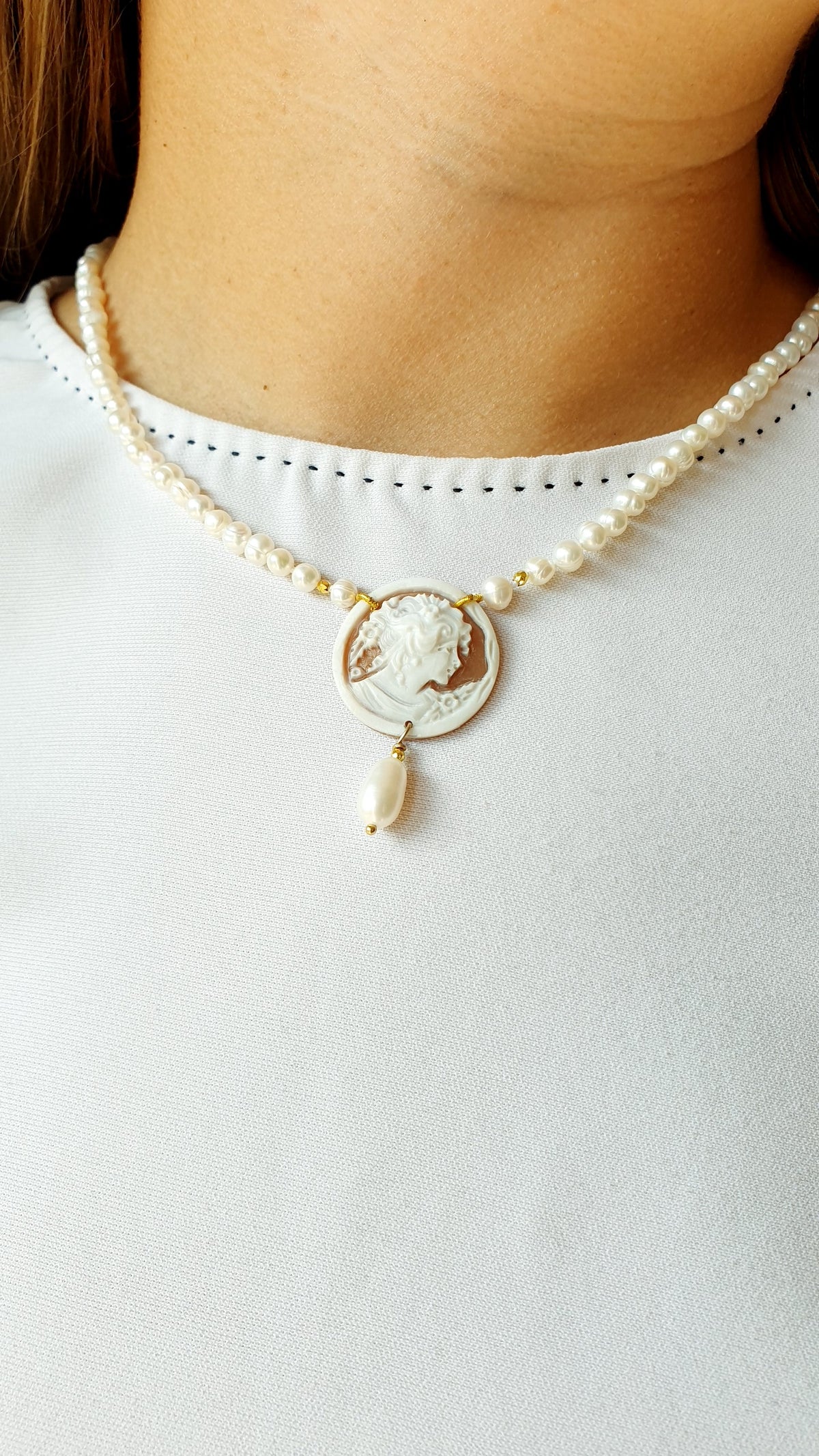 Girocollo di perle di fiume con cammeo e perla