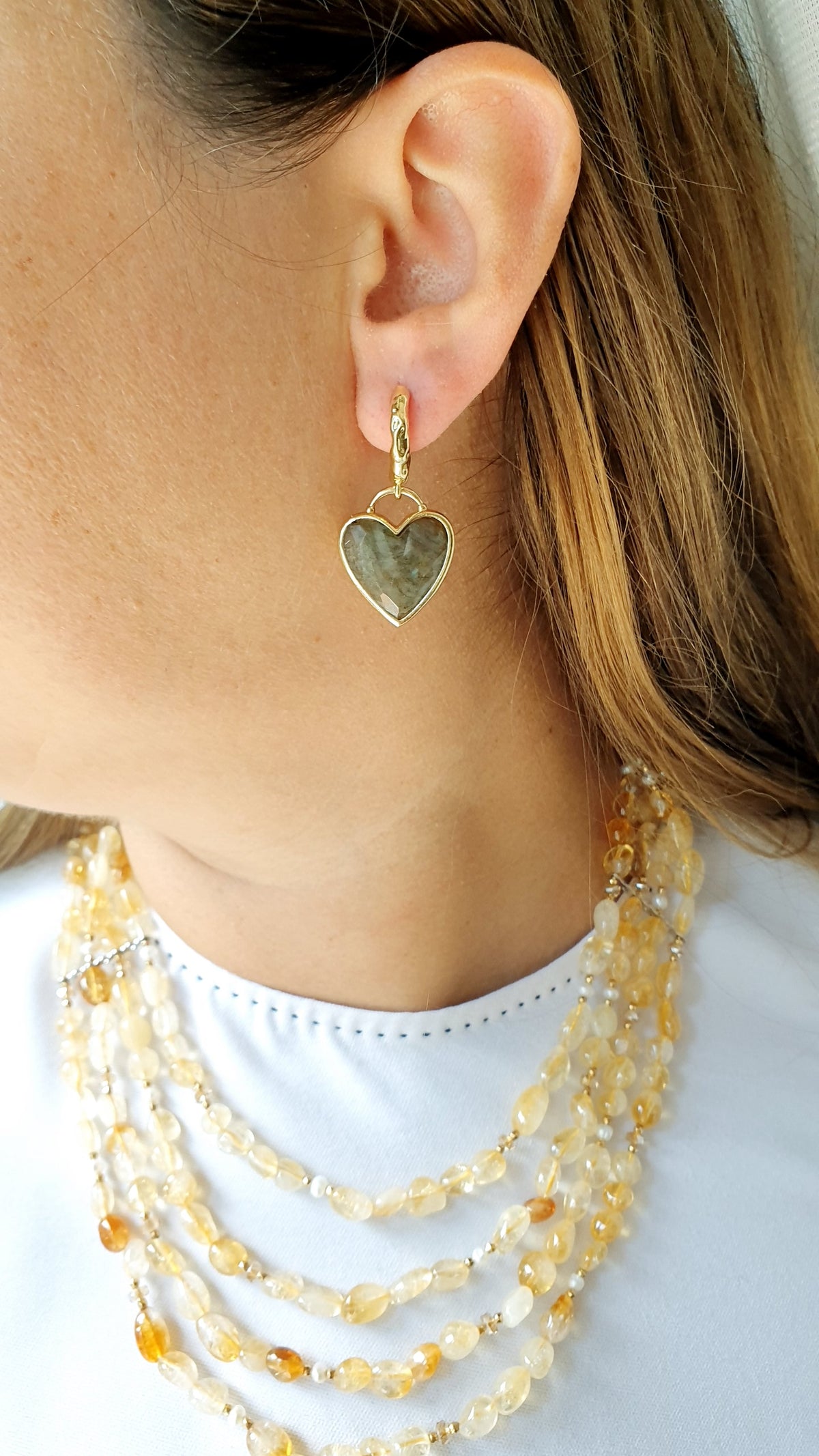 Orecchini in bronzo con cuore di labradorite