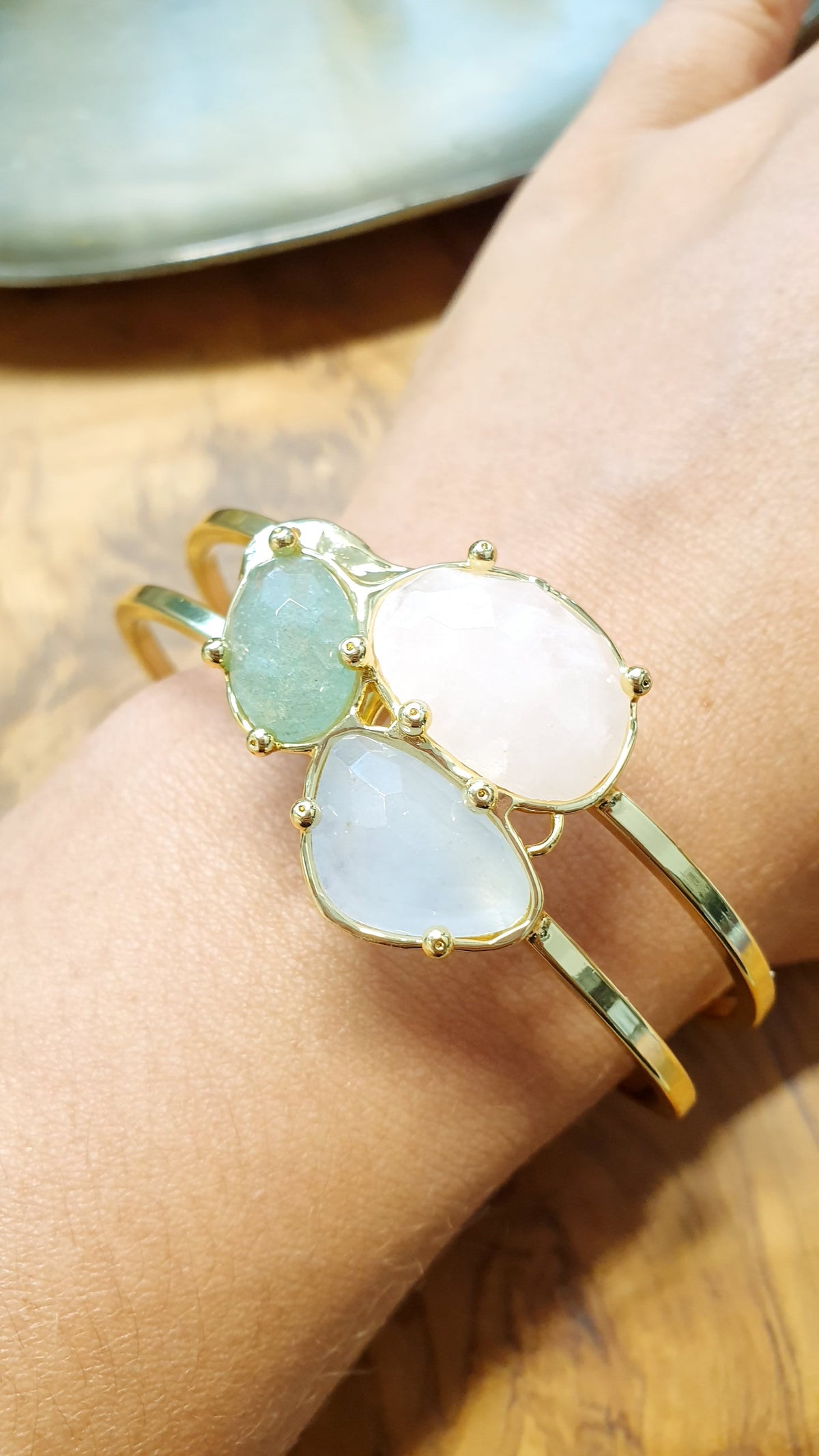 Bracciale a scatto di bronzo con pietre dure