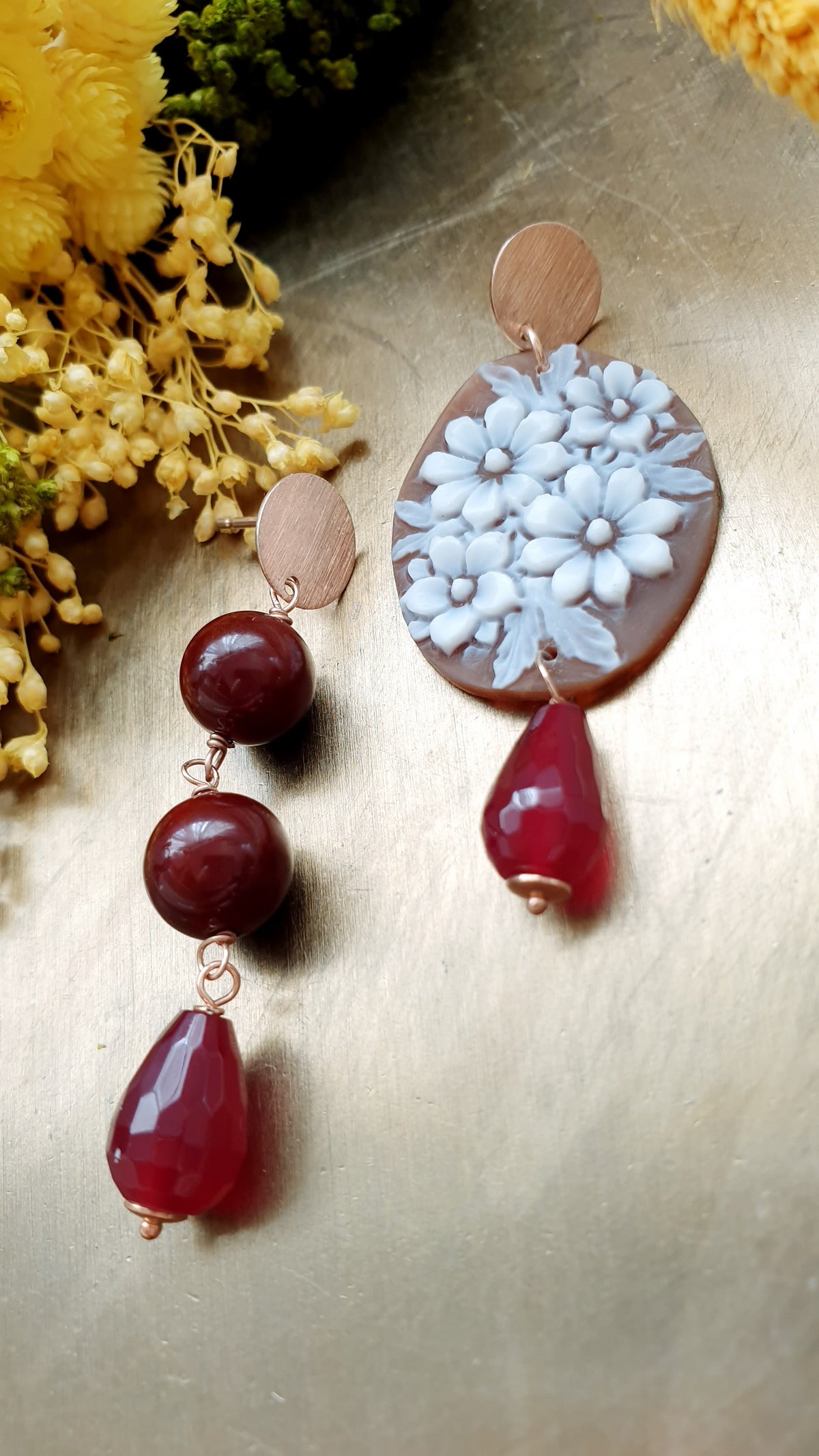 Orecchini in argento con cammeo, granato e giada.