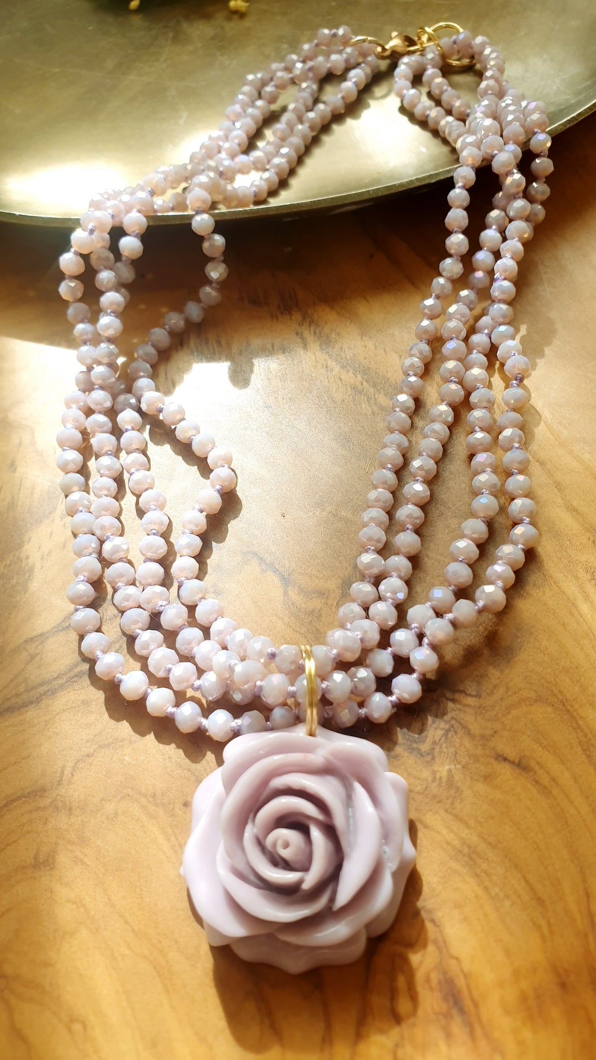 Girocollo di cristallini lavanda con rosa in resina
