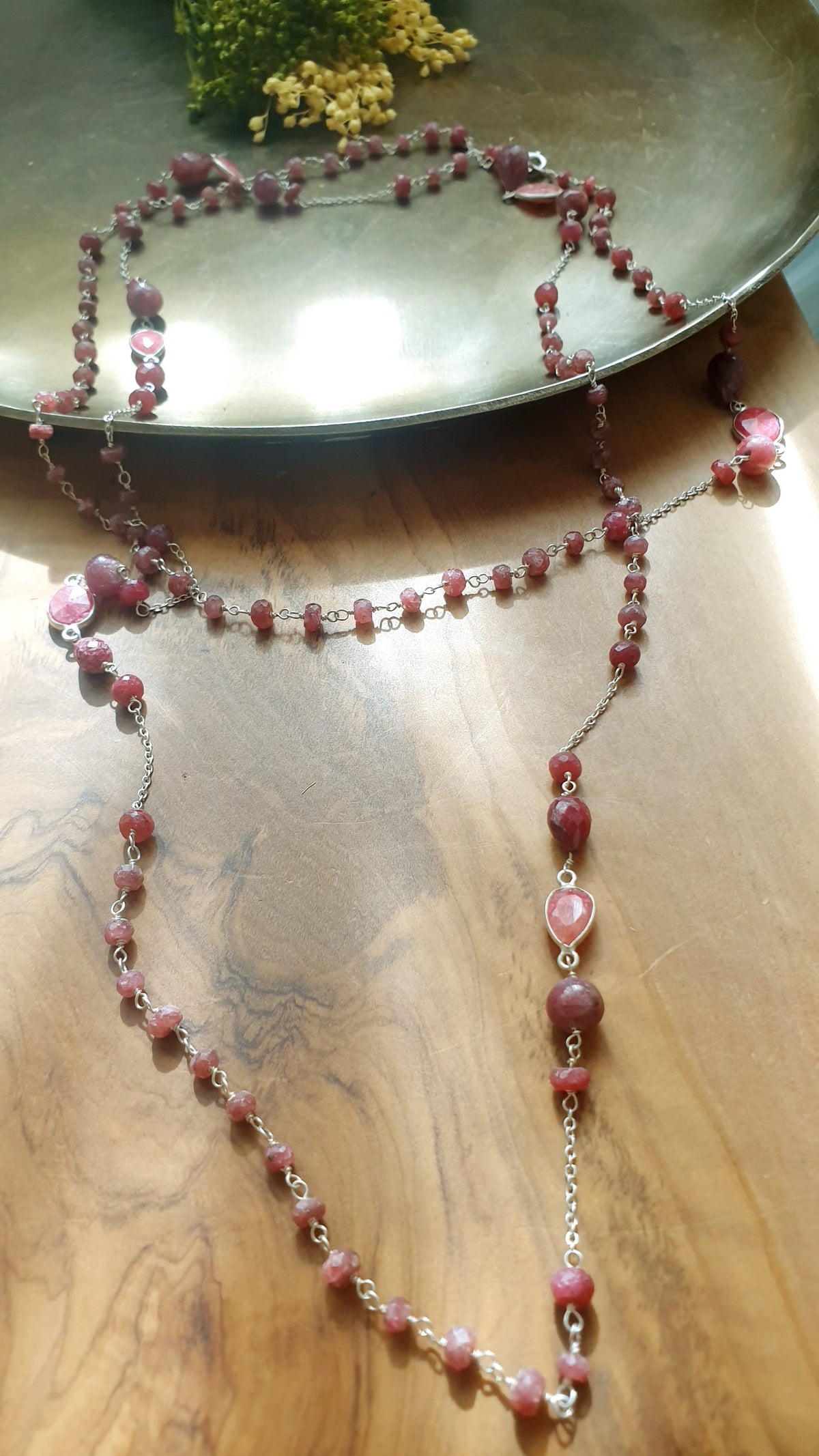 Collana lunga di argento con radice di rubino
