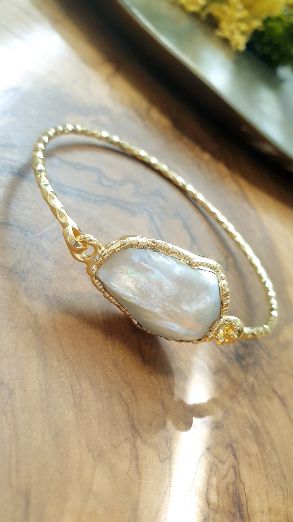 Bracciale di ottone con perla barocca