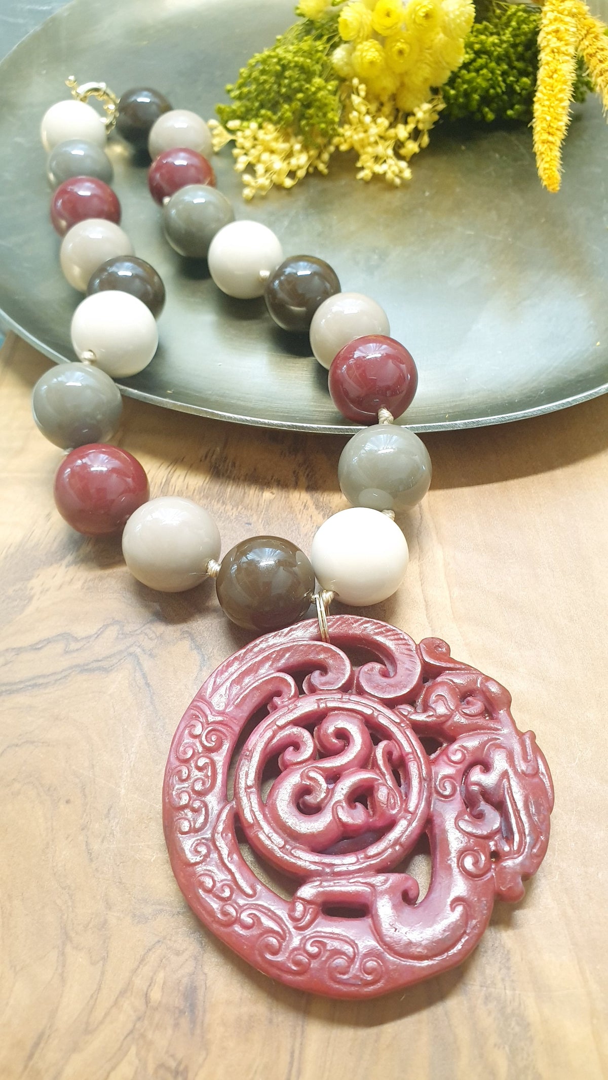 Collana in sfere di resina resina con giada intaliata