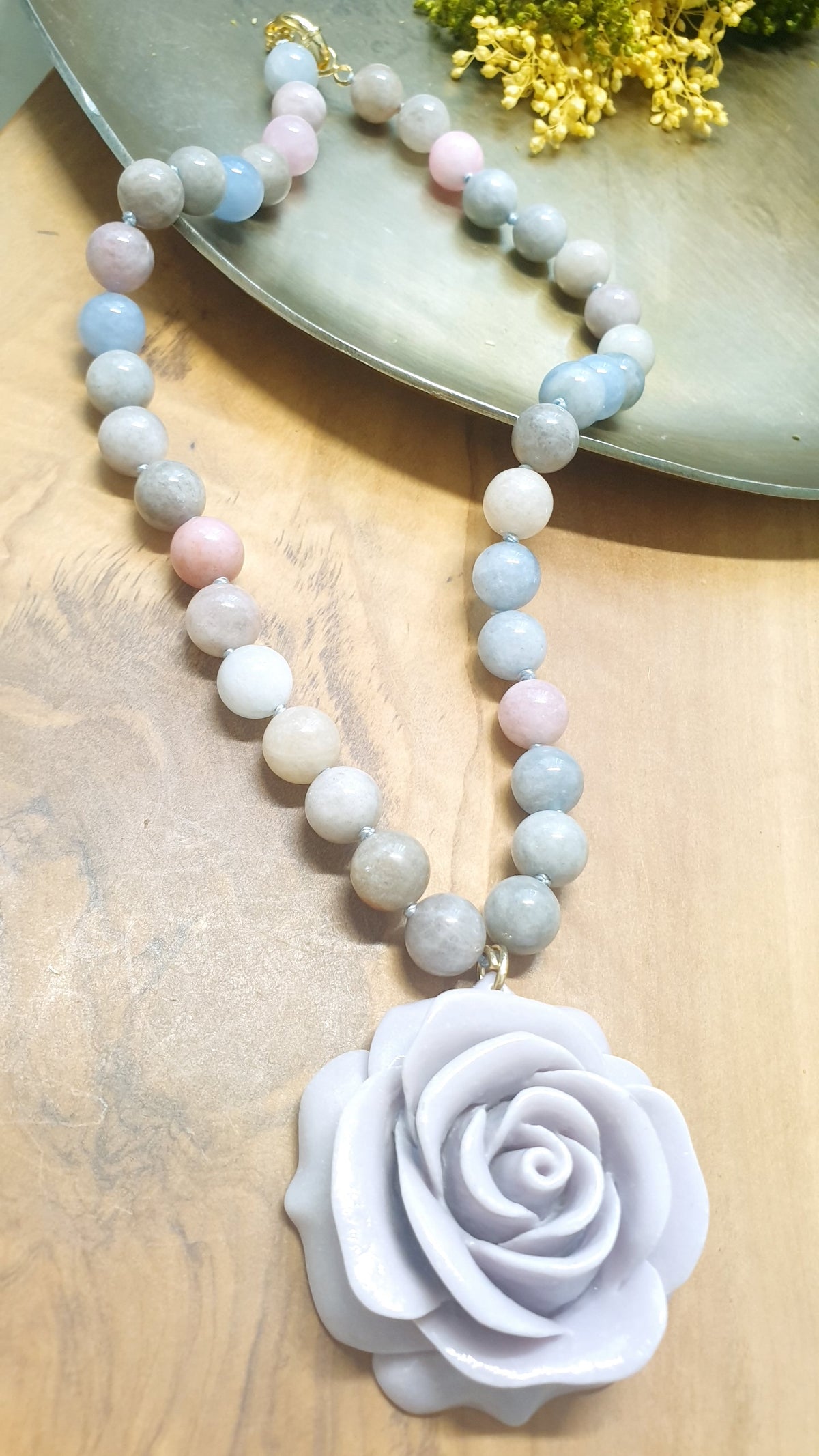 Girocollo di morganite con rosa di resina