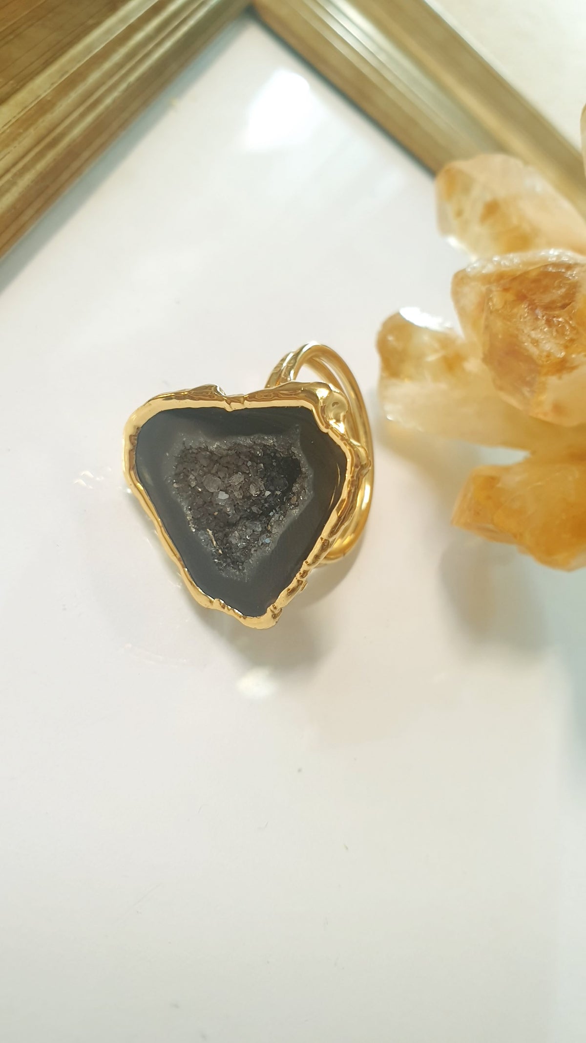 Anello di ottone con drusa di agata nera