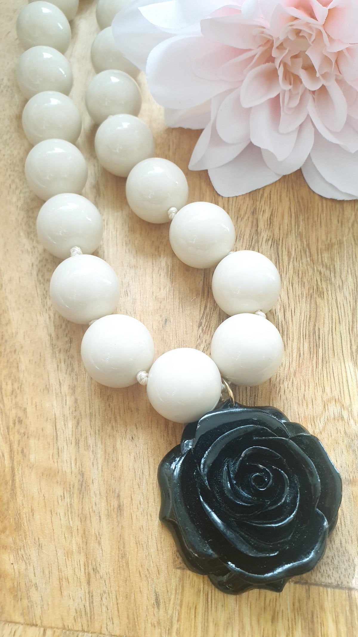 Collana di resina con rosa nera