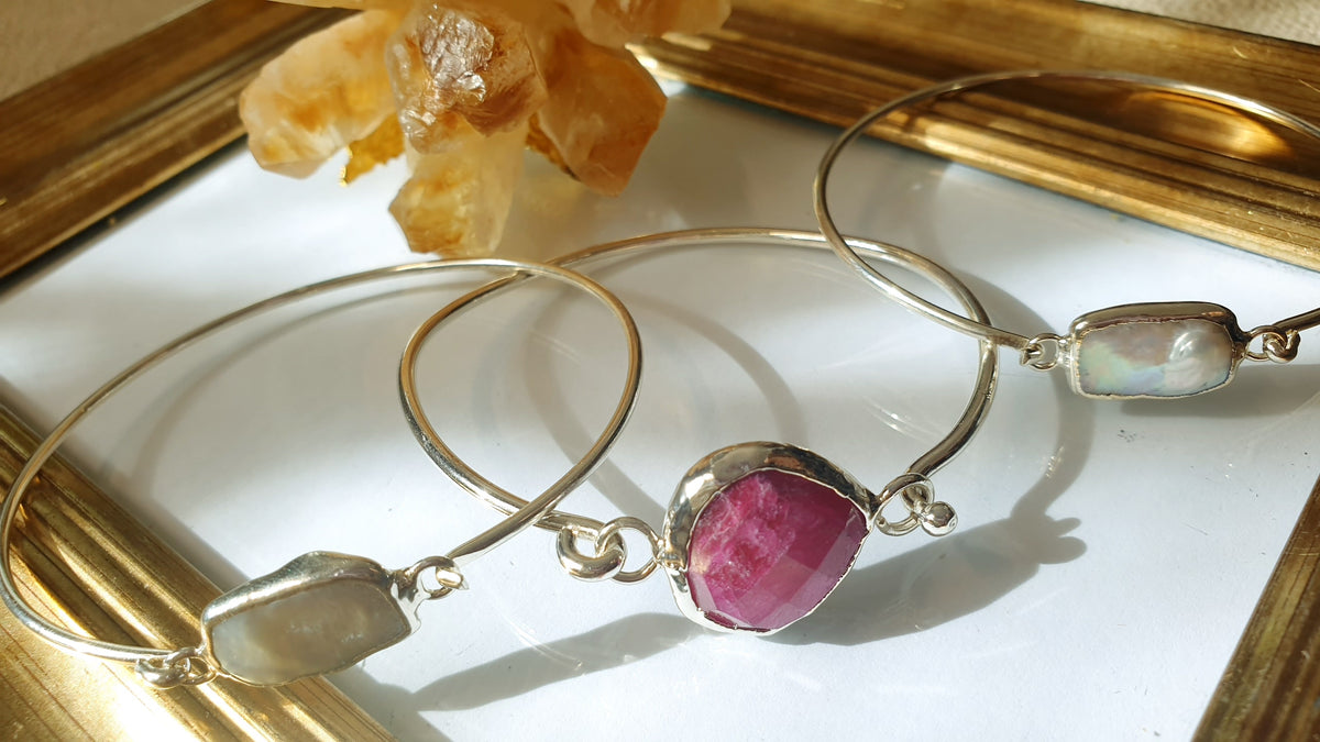 Bracciali di ottone con perle e radice di rubino