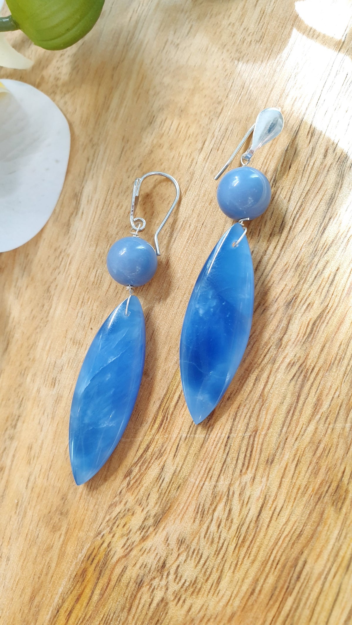 Orecchini in argento con grande goccia in onice blu e sfere in agata