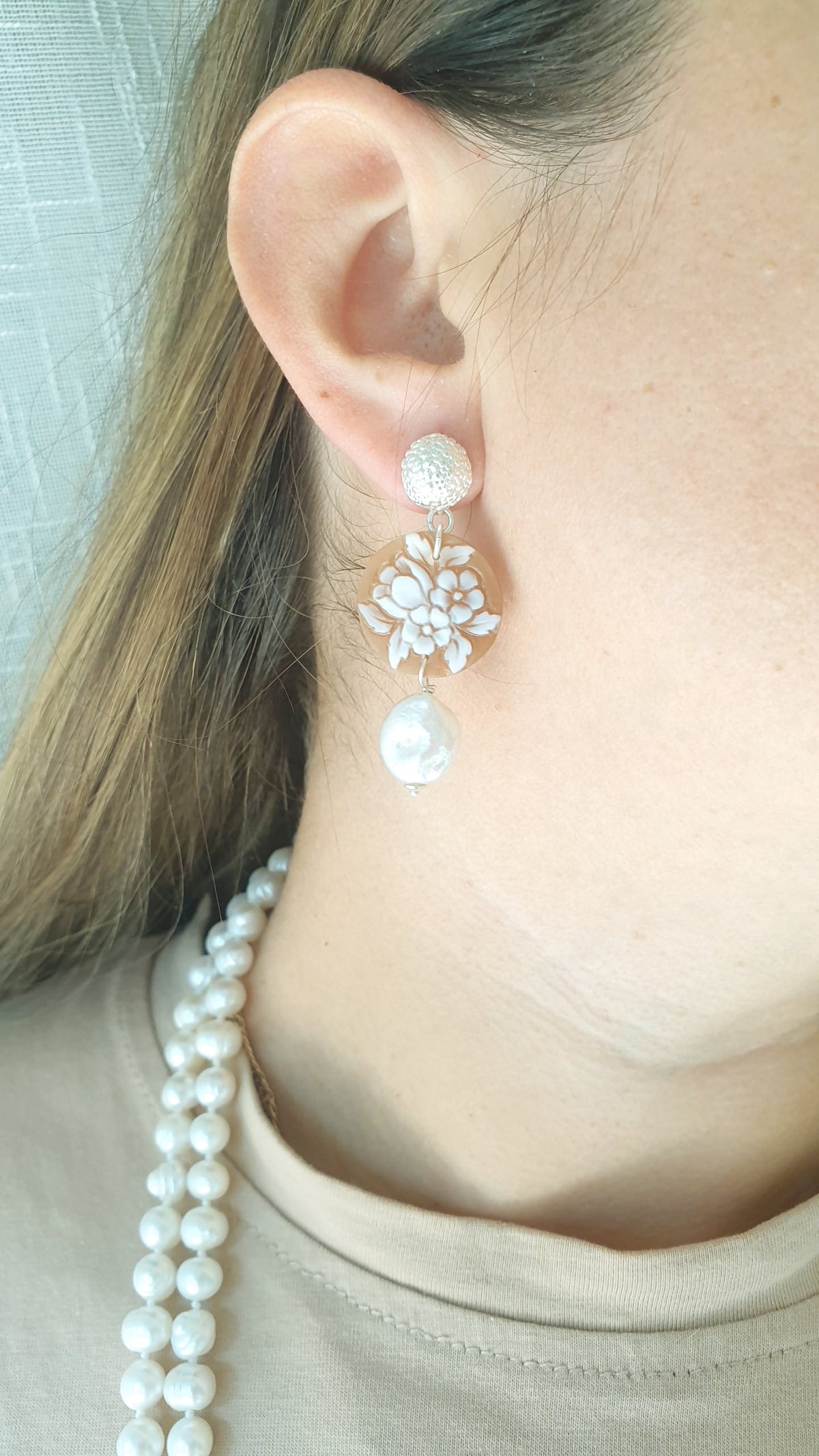 Orecchini in argento a perno con cammei fiore e perle