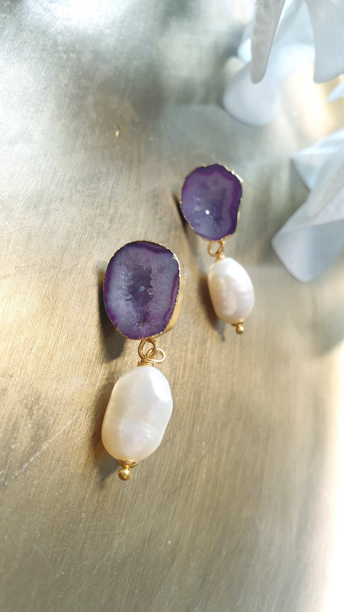 Orecchini a perno in ottone con drusa di agata viola e perle di fiume
