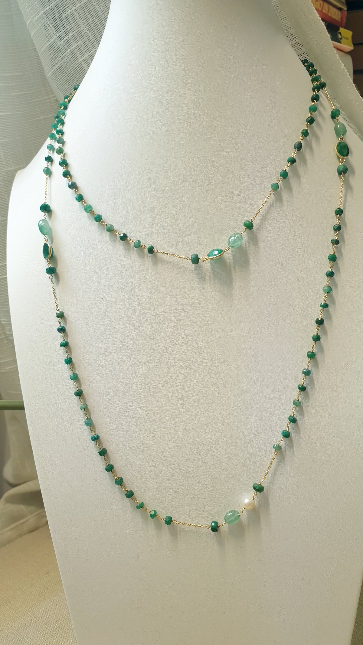 Lunga collana in argento dorato con radice di smeraldo, avventurina, perle.