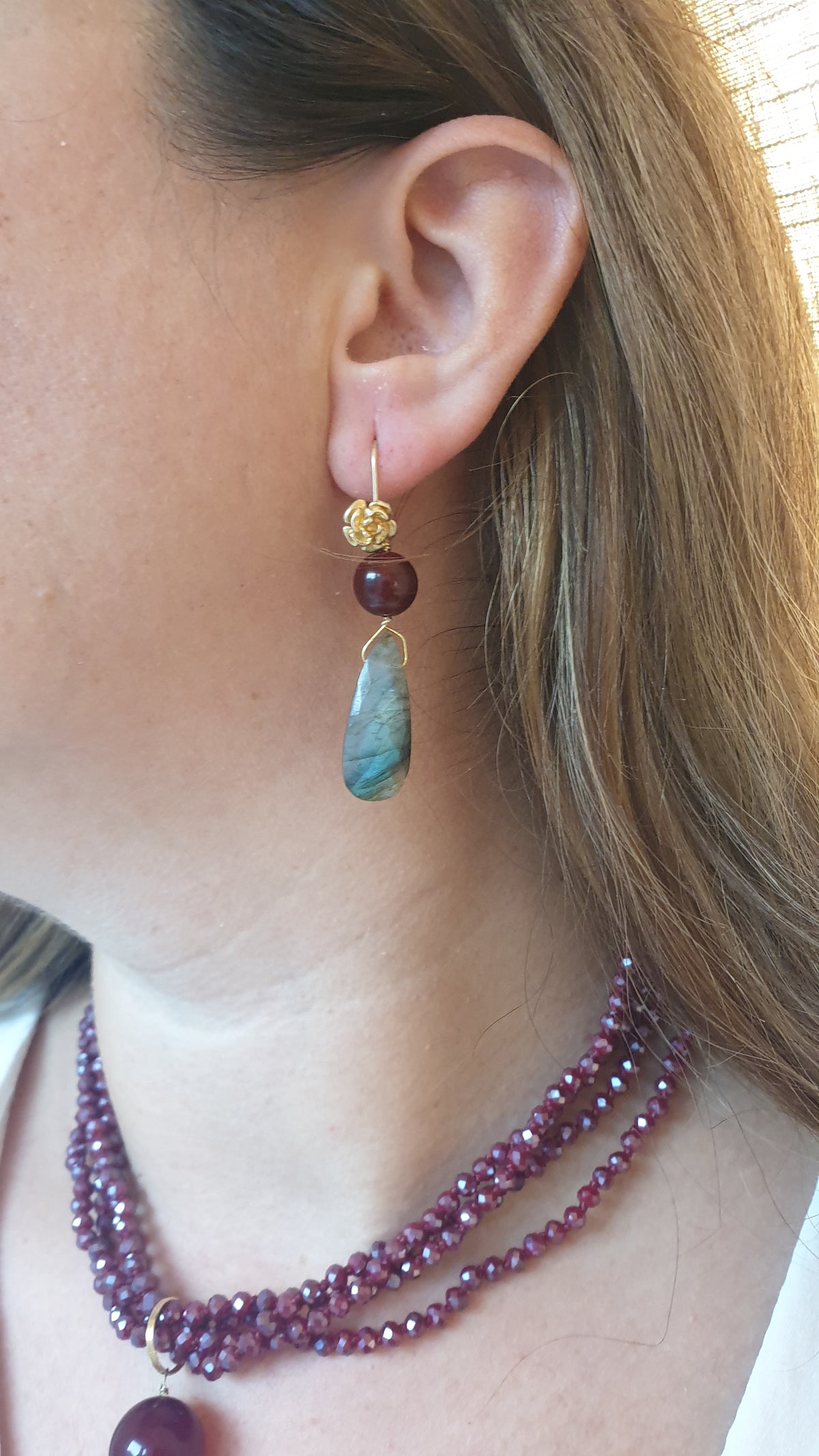 Orecchini argento placcato oro con labradorite e giada burgundy