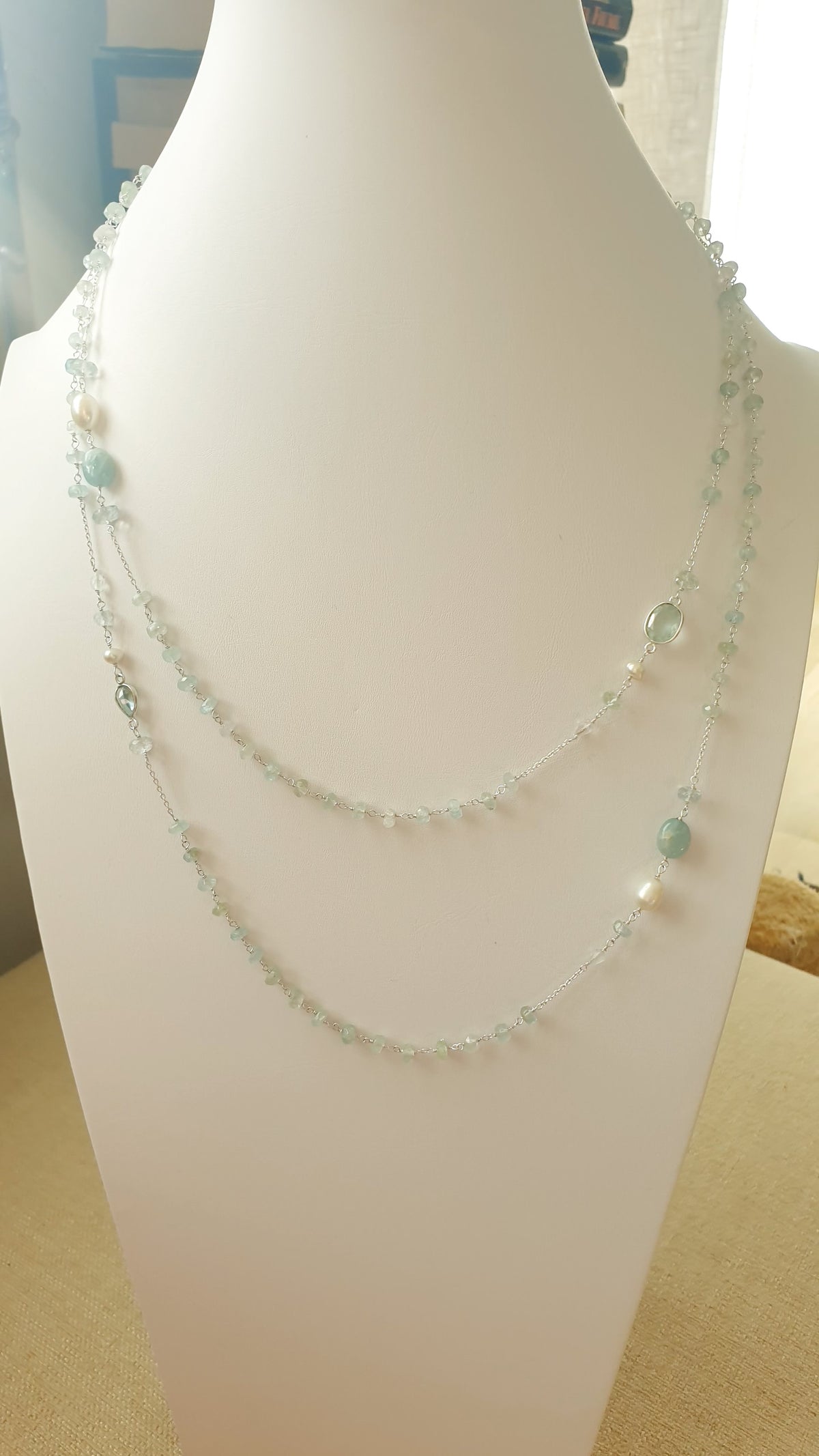 Lunga collana in argento con acquamarina e perle di fiume