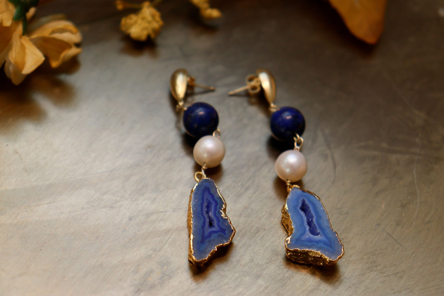 Lunghi orecchini in argento con drusa, lapis e perle
