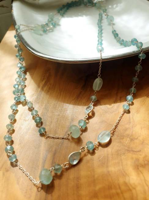 Lange Silberkette mit Aquamarin und Angelit.