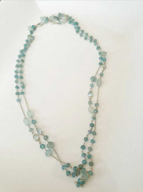 Lange Silberkette mit Aquamarin und Angelit.