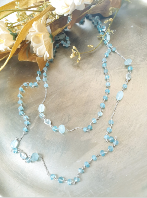 Lange Silberkette mit Aquamarin und Angelit.