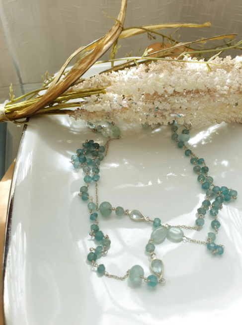 Lange Silberkette mit Aquamarin und Angelit.