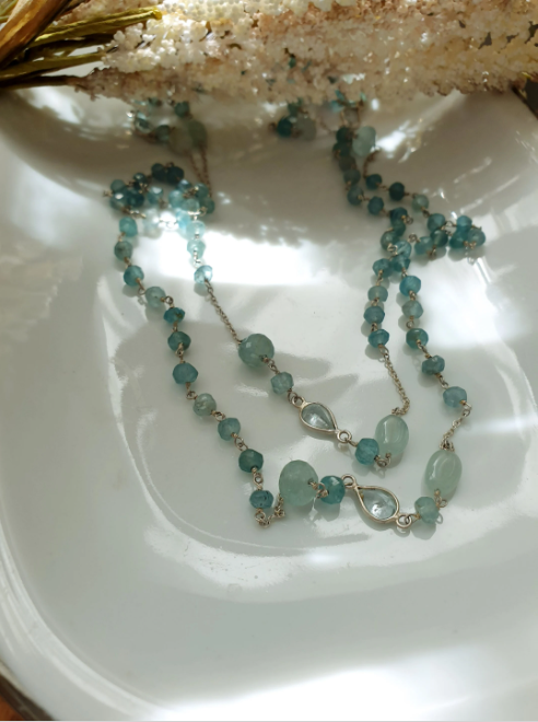 Lange Silberkette mit Aquamarin und Angelit.