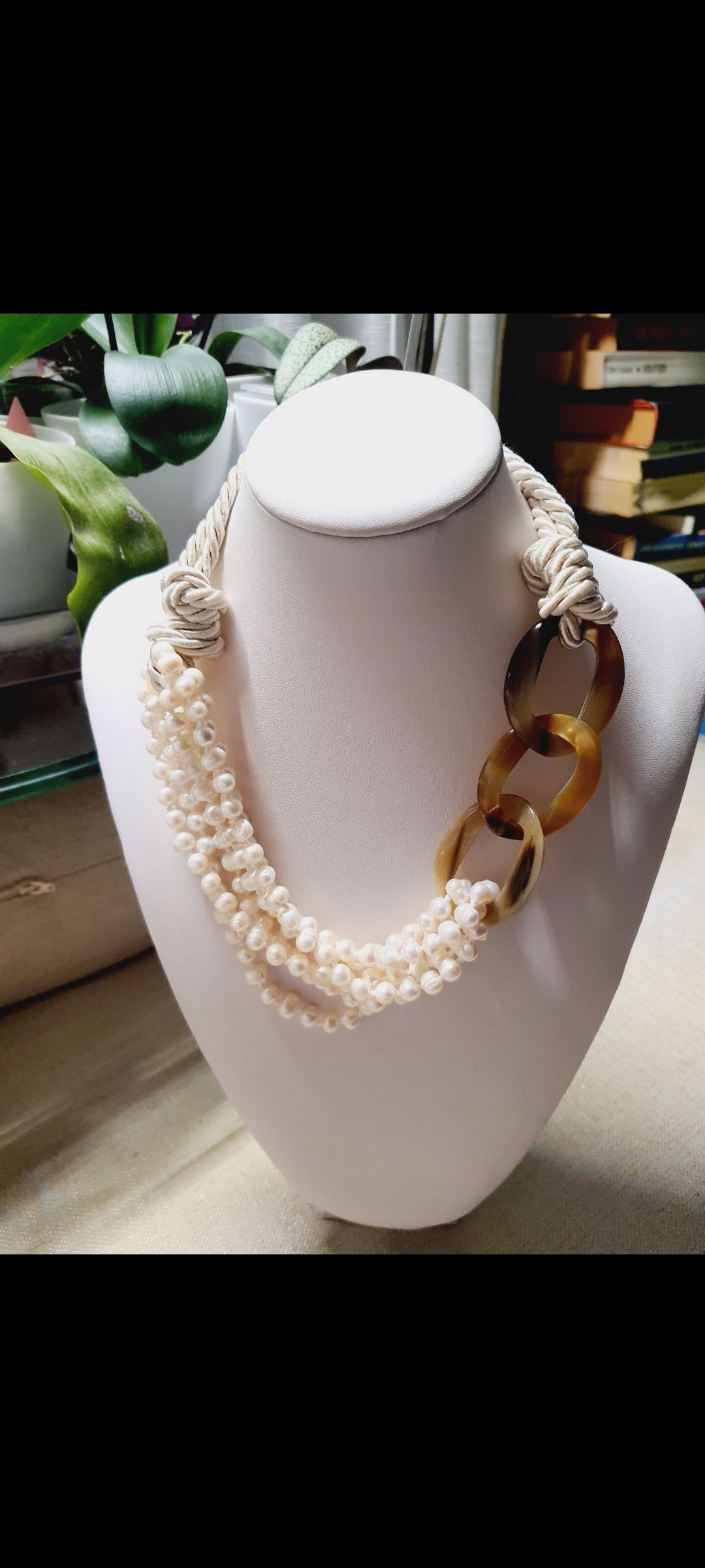 Collana corno, perle, seta.