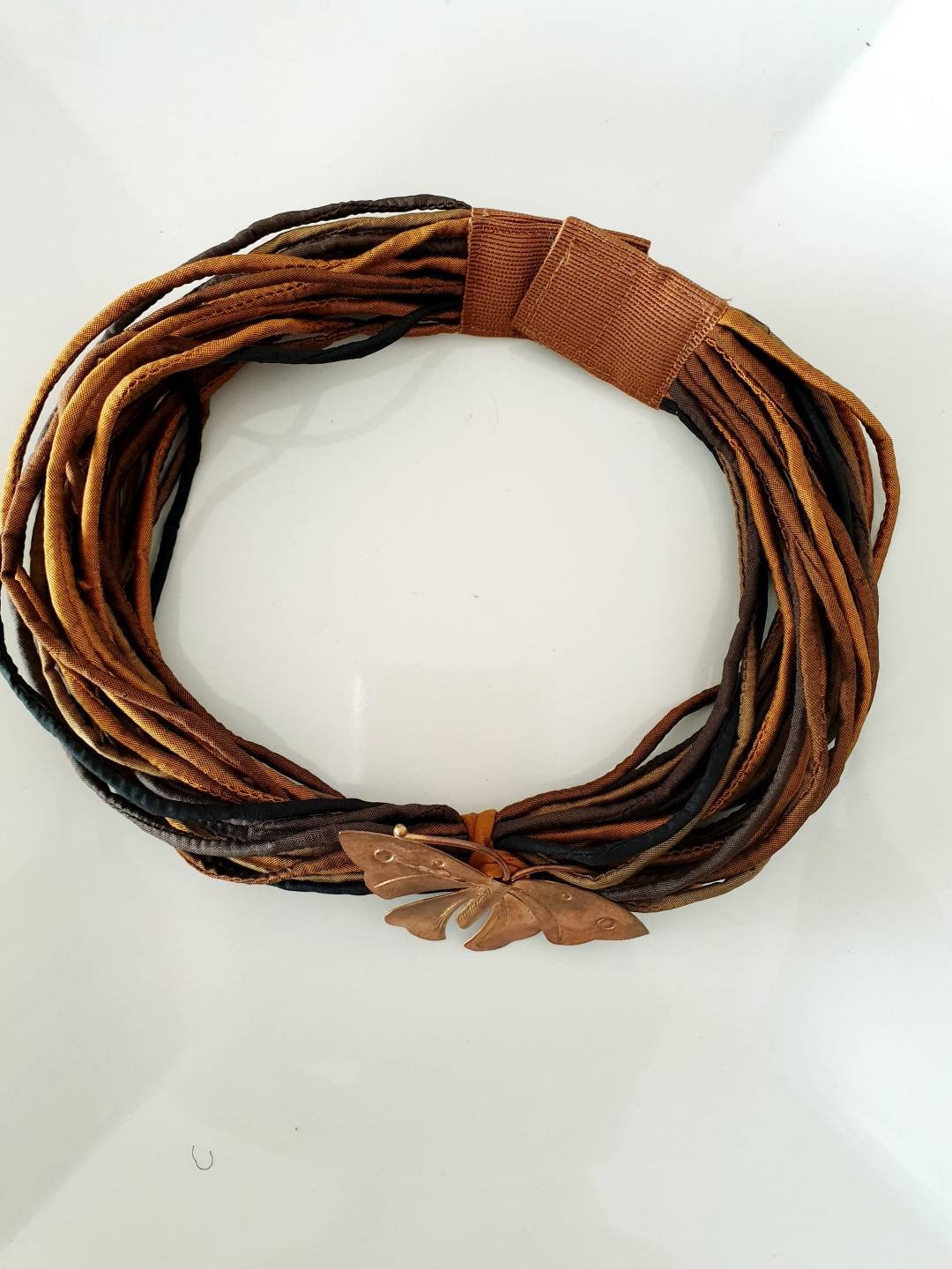 Girocollo in seta multicolor con farfalla in rame
