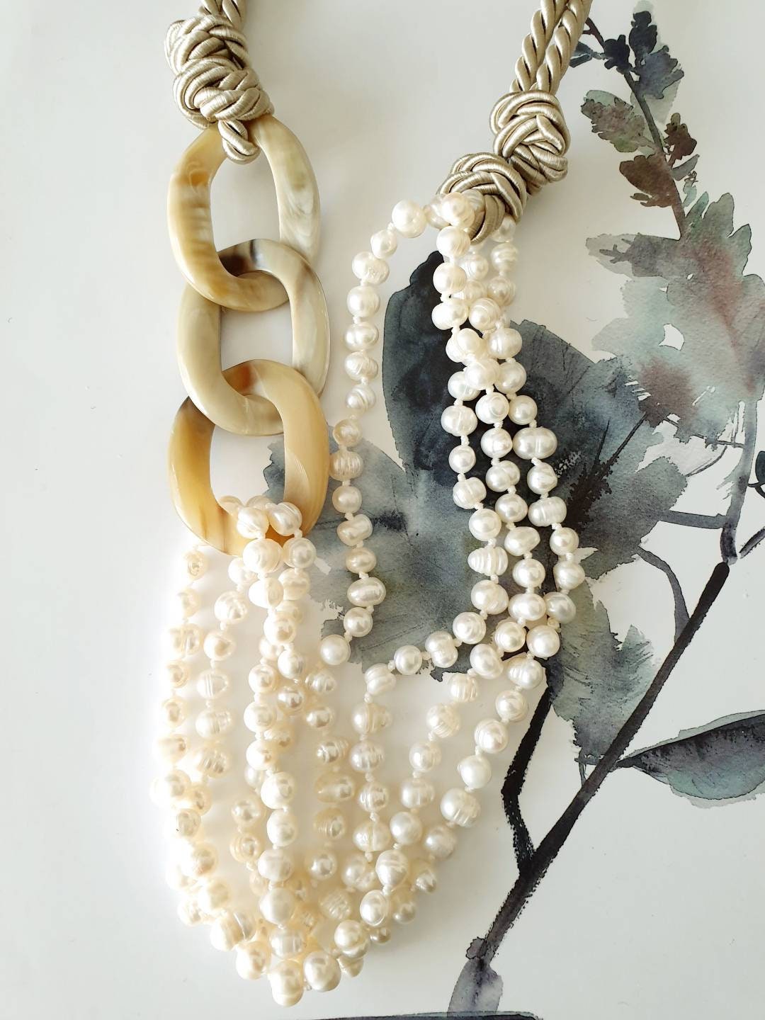 Collana seta, corno, perle di fiume.