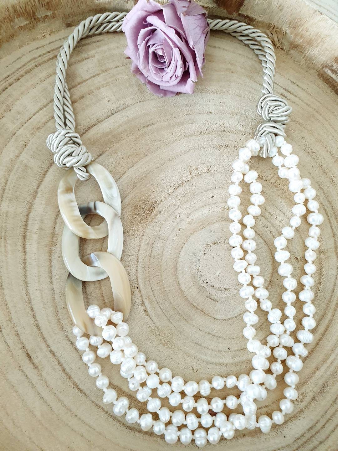 Collana seta, corno, perle di fiume.
