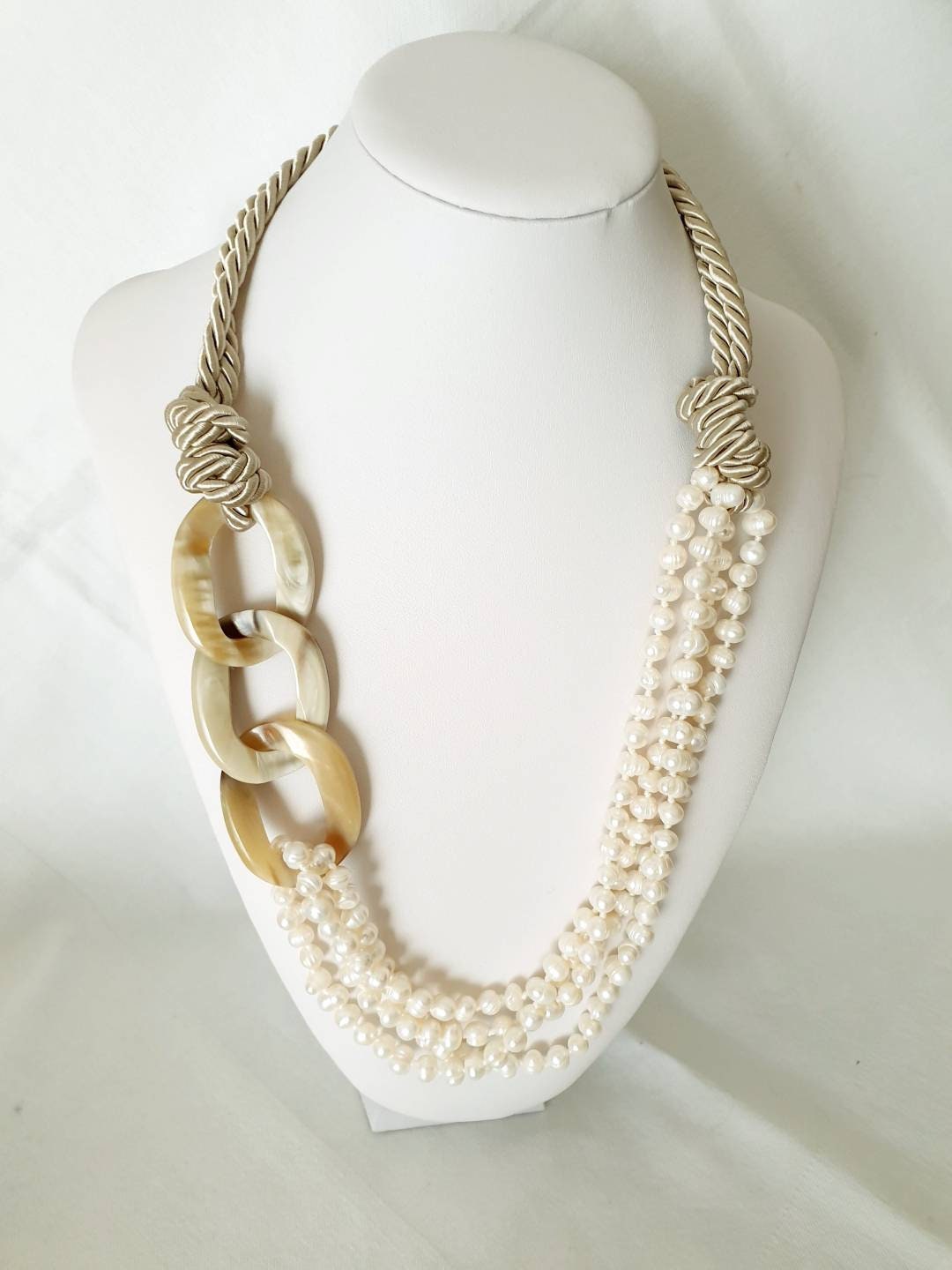 Collana seta, corno, perle di fiume.