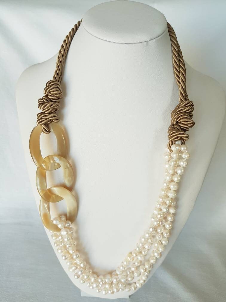 Collana seta, corno, perle di fiume.