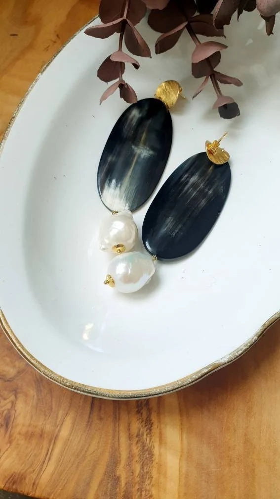 Lunghi orecchini in argento con corno e perle barocche.