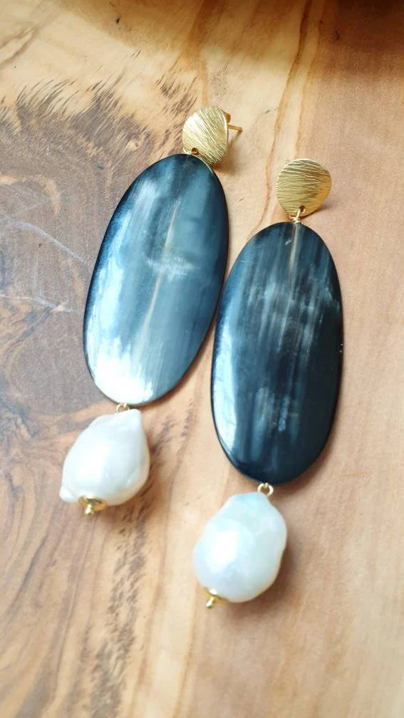 Lunghi orecchini in argento con corno e perle barocche.