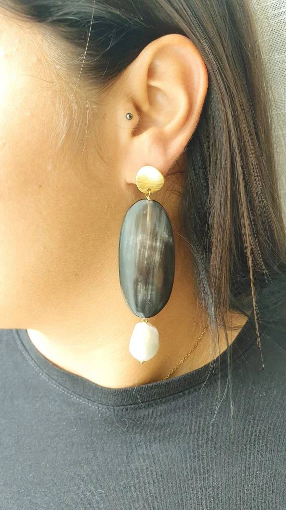 Lunghi orecchini in argento con corno e perle barocche.