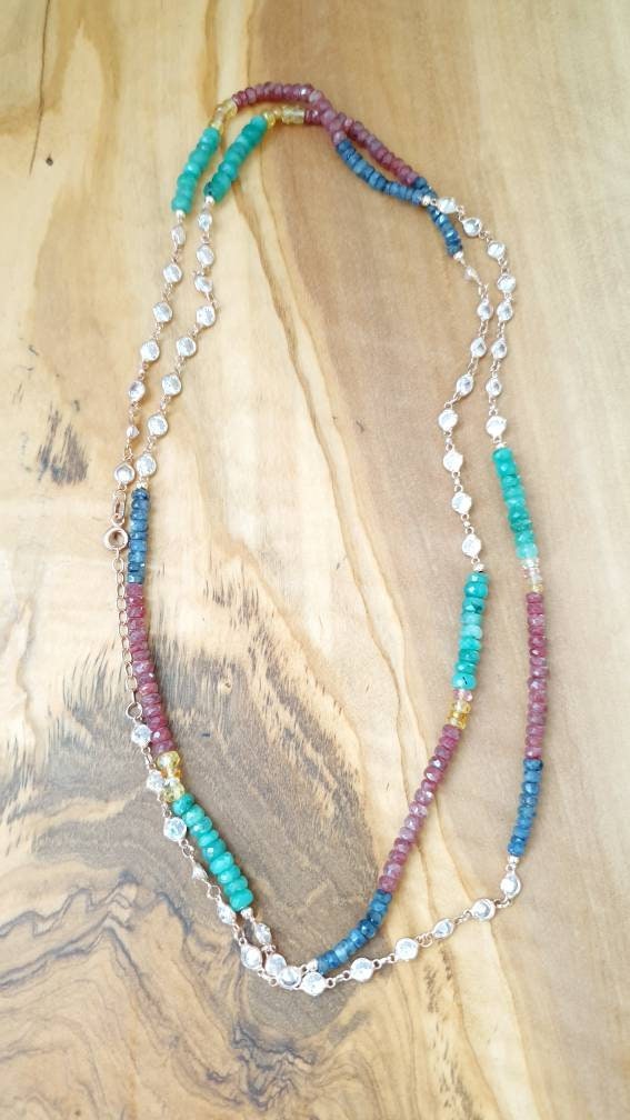 Collana lunga in argento con zaffiri e zirconi.