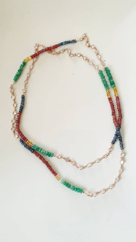 Collana lunga in argento con zaffiri e zirconi.