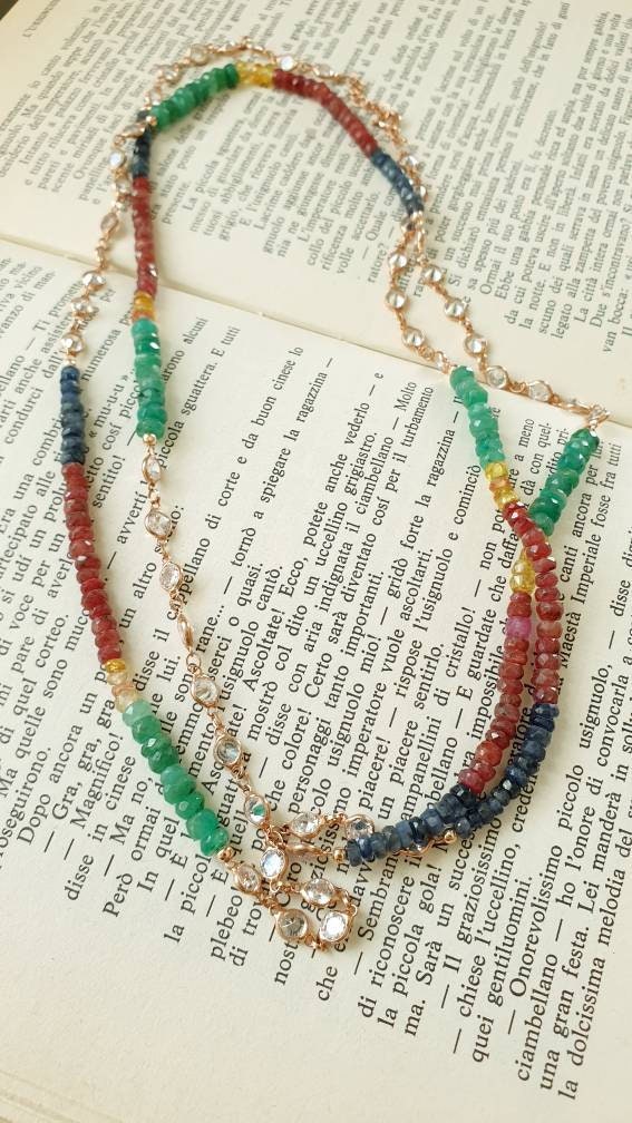 Collana lunga in argento con zaffiri e zirconi.